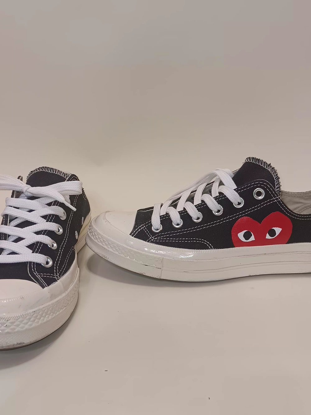 Converse black white low-top sneakers with red heart detail